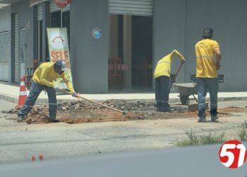 Está nas ruas da cidade, a equipe de “tapa buracos”.