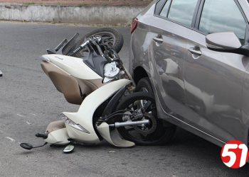 Acidente entre carro e moto, é pra fazer repensar as leis de trânsito.