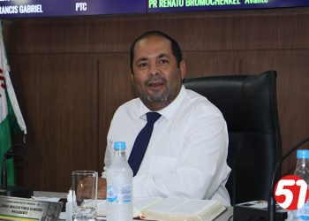 Câmara de vereadores; vereadores, nesta sessão despejaram uma pá de cal na Embasa, quem manda ser incompetente.