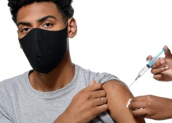 Pessoas a partir de 18 anos podem receber primeira dose contra a Covid-19 nesta sexta-feira