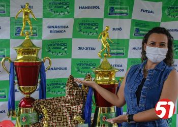 Prefeita Cordélia Torres prestigia final de campeonato de futebol que homenageou atleta Lucas Santana