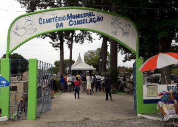 Cemitérios municipais de Eunápolis recebem estrutura da prefeitura na celebração católica de Finados.
