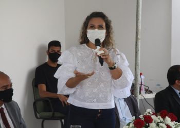 Prefeita Cordélia Torres e autoridades, participam da entrega de 36 títulos de terras na cidade.