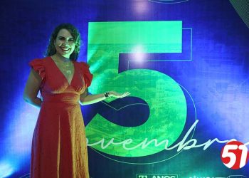 Em seu primeiro ano de governo, a prefeita Cordélia torres participa em noite solene, da entrega de títulos de cidadania.