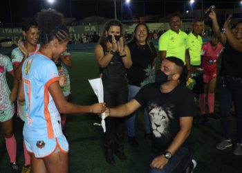 Secretário de esportes inova ao dar uma rosa para a namorada.