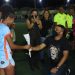 Secretário de esportes inova ao dar uma rosa para a namorada.