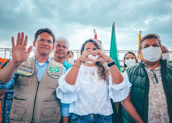 Ministro em Eunápolis – Multidão recepciona ministro com gritos do nome da prefeita: “Cordélia! Cordélia!”