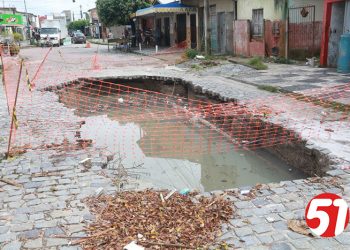 Vias principais de Eunápolis estão interditadas, os buracos causados pelas fortes chuvas, estão prejudicando muito a cidade.