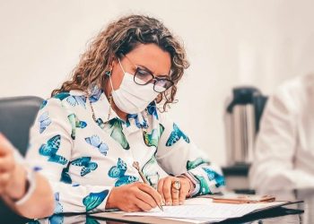Prefeita Cordélia Torres assina ordem de serviço para implantação de placas e lombadas em Eunápolis