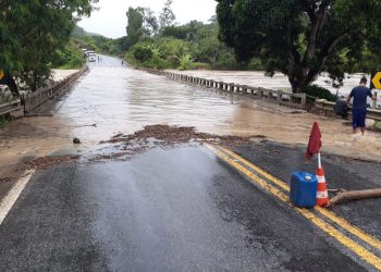 Prefeitura de Eunápolis informa interdição da BR-101 após Rio Buranhém transbordar em ponte