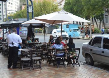 EDITORIAL…Barzinhos com mesas nas calçadas pode?