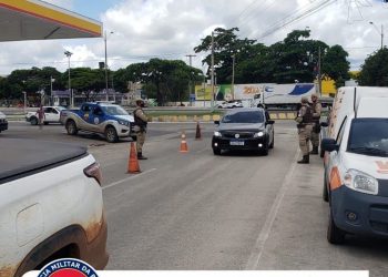 POLICIA MILITAR na Operação Fênix, faz apreensão de drogas e armas.