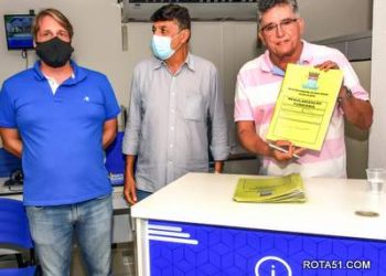 Prefeito Jânio Natal entrega títulos de regularização fundiária