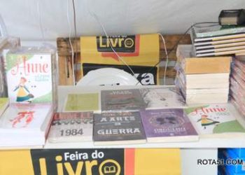 A Feira do Livro continua um sucesso de visitação e vendas.