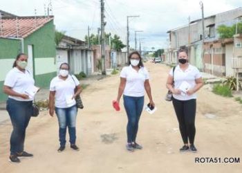 AGENTES DE SAÚDE, percorrem os bairros da cidade, orientando o combate contra os escorpiões.