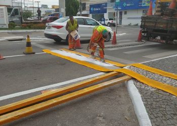 Prefeitura de Eunápolis realiza melhorias na sinalização das vias do centro comercial