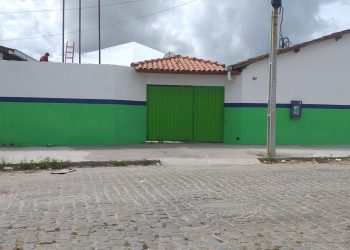 Diretora da escola municipal Humberto de Campos recepciona a todos com muito carinho…”bora estudar”?
