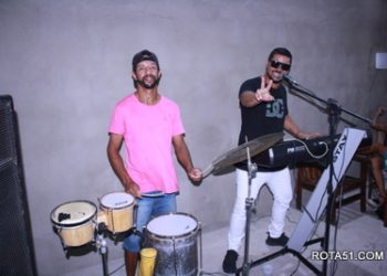 Em frente ao campo de futebol tem as “Delícias do Gel”, com muita música e tudo.