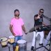 Em frente ao campo de futebol tem as “Delícias do Gel”, com muita música e tudo.
