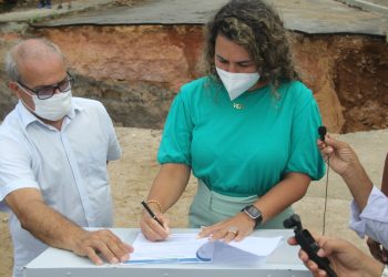 Ordem de serviço para recuperar Rua São Bartolomeu é assinada pela prefeita Cordélia Torres