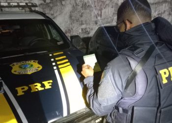 Motorista é detido pela PRF ao apresentar documento falso durante abordagem em Barreiras