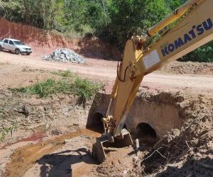 Prefeitura melhora condições da Estrada de Imbiruçu🚧