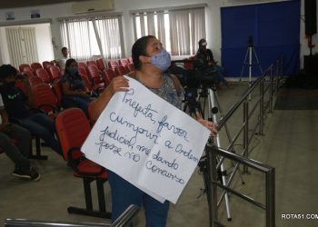 Antes da sessão, professora promove tumulto e o presidente Jorge Maécio determina retirada do plenário.