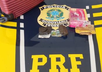 Em Vitória da Conquista (BA), PRF apreende haxixe, LSD e prende passageira de ônibus por tráfico de drogas