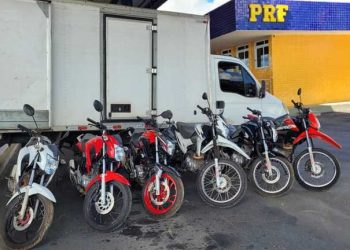 Após abordagem a caminhão-baú, PRF encontra 6 motocicletas adulteradas no compartimento de carga