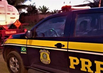 PRF apreende caminhão-tanque transportando álcool para produção de cachaça com nota fiscal fraudada