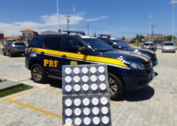 Após ultrapassagem proibida, PRF prende motorista de Golf transportando 122 comprimidos de “rebite”