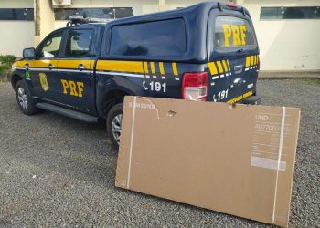 PRF prende passageiro de ônibus após subtrair televisor de 65 polegadas de caminhão acidentado na BR 101 em Itabela (BA)