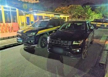 Em ação rápida na BR 101, PRF recupera carro de luxo roubado em Camamu e prende motorista por receptação