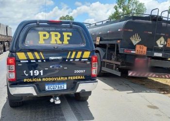Motorista de caminhão é detido pela PRF com documento falso e transportando produto perigoso em tanque furado