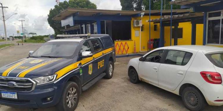 MOTORISTA DE CARRO COM PNEU CARECA, DERRAPOU NAS MÃOS DA PRF
