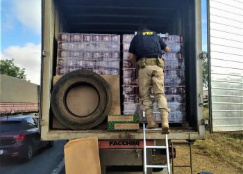 PRF apreende quase 15.000 litros de cerveja e mais de 10.000 pacotes de macarrão instantâneo sem nota fiscal na BR 242 em Seabra (BA)