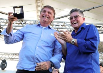 BOLSONARO RECEBE MEDALHA 22 DE ABRIL EM PORTO SEGURO