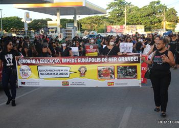 Mais de 250 professores(as) fizeram passeata contra a prefeita, o aumento não é este, é fake News.