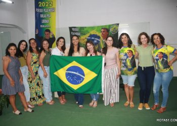 MULHERES DE DIREITA, o lema é: DEUS, PÁTRIA, FAMÍLIA E LIBERDADE.