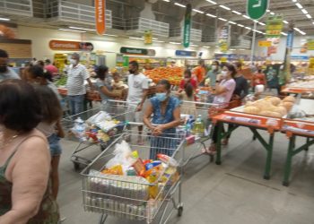 Gerente de supermercado não obedece a lei das prioridades, a placa indicativa so serve para enfeite.