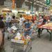 Gerente de supermercado não obedece a lei das prioridades, a placa indicativa so serve para enfeite.