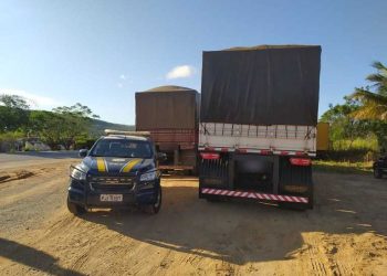 Em Seabra (BA), PRF apreende aproximadamente um milhão de peças de vestuários sendo transportadas de forma irregular