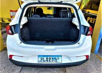 PRF recupera carro roubado que estava trafegando com placas clonadas em Itabuna