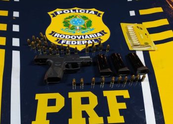 PRF apreende pistola 9mm e dezenas de munições escondidas dentro de caminhonete