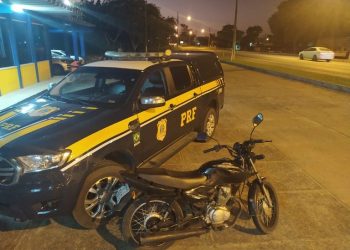 PRF recupera motocicleta furtada e prende condutor por receptação; veja vídeo