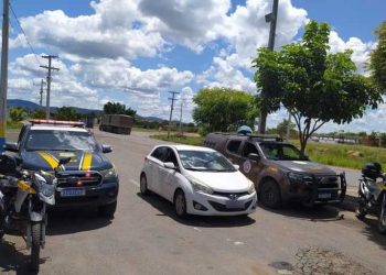 Em apoio a abordagem policial realizada pela Polícia Militar, policiais rodoviários federais em Itaberaba recuperam veículo roubado