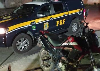 PRF recupera motocicleta roubada e prende homem por receptação em Eunapólis (BA)