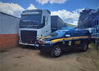 Com quase 45 toneladas de excesso de peso carreta carregada com quartzo é apreendida pela PRF na BR 116 em Jequié (BA)