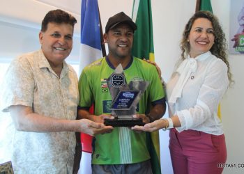 Prata da casa: campeão brasileiro de futmesa é recebido pela prefeita de Eunápolis