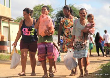 Prefeitura de Eunápolis entrega 15 mil quilos de peixe e kits de alimentos para famílias carentes